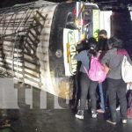 En Matiguás bus de transporte se da vuelta con 65 pasajeros Foto: Bus de transporte colectivo se da vuelta con 65 pasajeros en Matiguás / TN8