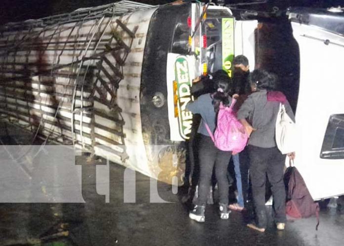 Foto: Bus de transporte colectivo se da vuelta con 65 pasajeros en Matiguás / TN8