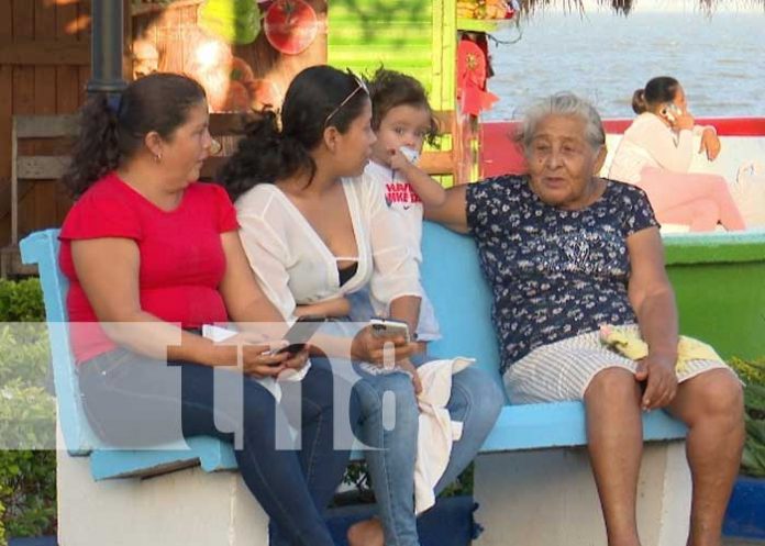Foto: Familias nicaragüenses disfrutan de los escenarios del Puerto Salvador Allende / TN8