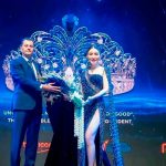 En 5.3 millones de dólares está valorada la nueva corona de Miss Universo La nueva tiara fue confeccionada a mano y tiene 993 piedras preciosas; 110.83 quilates de zafiro azul y 48.24 quilates de diamante blanco.