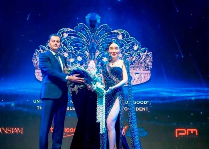 3 La nueva tiara fue confeccionada a mano y tiene 993 piedras preciosas; 110.83 quilates de zafiro azul y 48.24 quilates de diamante blanco.