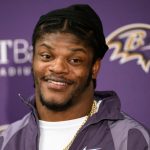 Lamar Jackson pide disculpas por un tuit vulgar hacia un fanático Lamar Jackson pide disculpas por un tuit vulgar hacia un fanático