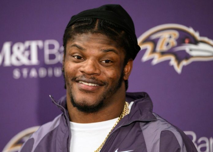 Lamar Jackson pide disculpas por un tuit vulgar hacia un fanático