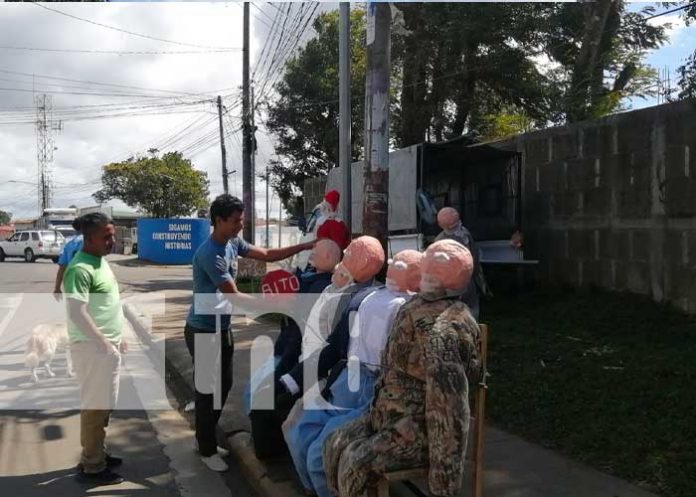 Carazo te ofrece viejos para quemarlos el último día del año