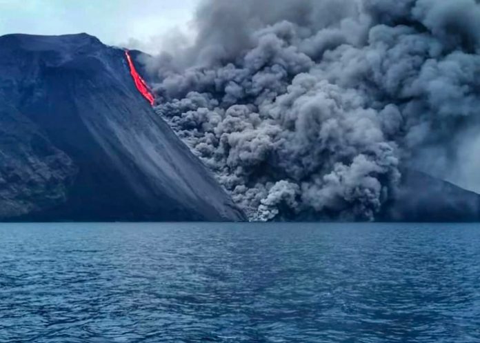 Entra en erupción el volcán Estrómboli en Italia