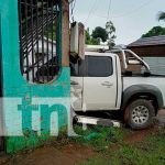 Conductor se metió con todo y camioneta en una casa en Bluefields Conductor se metió con todo y camioneta en una casa en Bluefields
