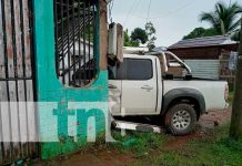 Conductor se metió con todo y camioneta en una casa en Bluefields Conductor se metió con todo y camioneta en una casa en Bluefields