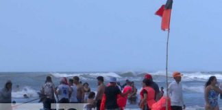 Familias se desbordan por balnearios del pacífico de Nicaragua