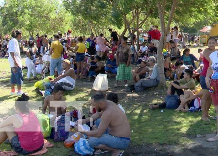 4 Familias nicaragüenses se recrean sanamente en La laguna de Xiloá