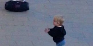Niño enloquece en un parque con sus pasos de baile