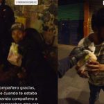 Hombre se hace viral por regalar comida y juguetes