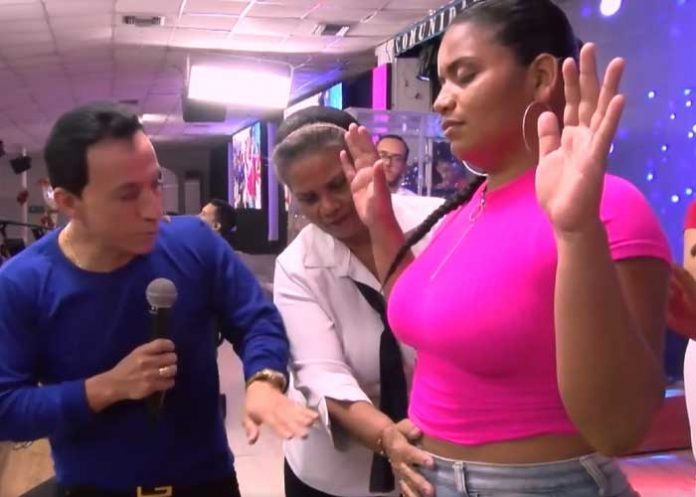 Pastor le hizo la 'lipo' a mujer durante culto
