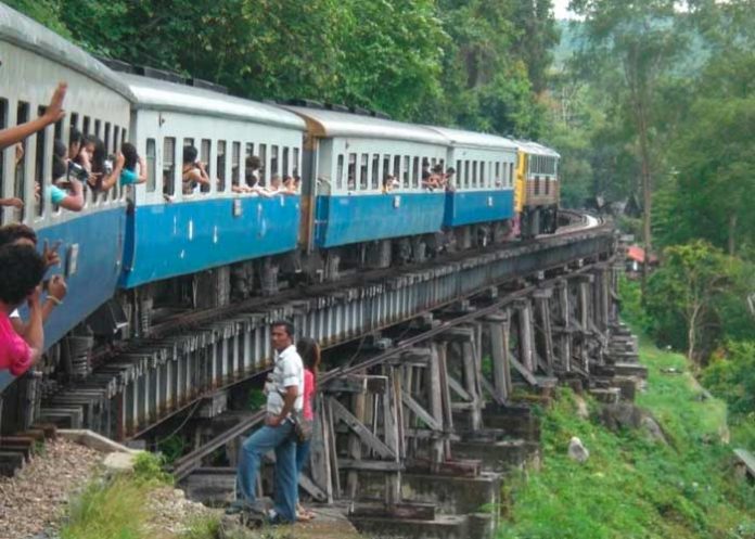 Turista murió al caer de tren en Tailandia