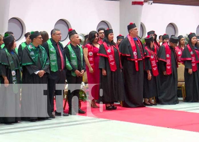 Acto de graduación presidida por autoridades del MINJUVE 