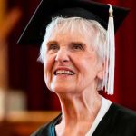 “Nunca se rindan” Se graduó a los 90 años de Licenciada en Estudios Generales “Nunca se rindan” Se graduó a los 90 años de Licenciada en Estudios Generales
