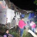 «Sin control» Bus cae en abismo y deja 3 muertos y 40 heridos en México Caída de bus en México dejó tres muertos y heridos