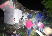 «Sin control» Bus cae en abismo y deja 3 muertos y 40 heridos en México Caída de bus en México dejó tres muertos y heridos