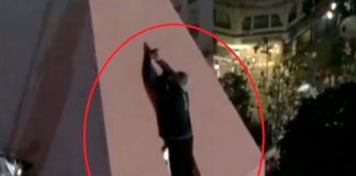 ¡Clase locura! Se colgó del Obelisco para celebrar la victoria de Argentina