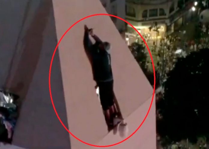 ¡Clase locura! Se colgó del Obelisco para celebrar la victoria de Argentina