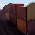 Colocan contenedores con alambre de púas a lo largo de la frontera en Arizona