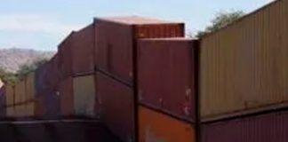 Colocan contenedores con alambre de púas a lo largo de la frontera en Arizona