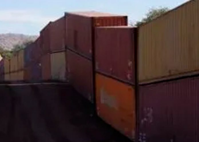 Colocan contenedores con alambre de púas a lo largo de la frontera en Arizona