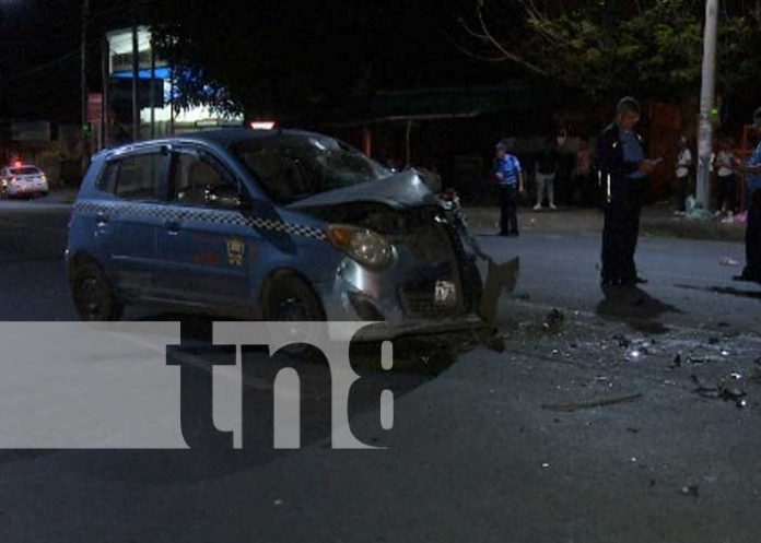 ¡Sangriento! Muere motociclista al chocar de frente contra un taxi en Managua