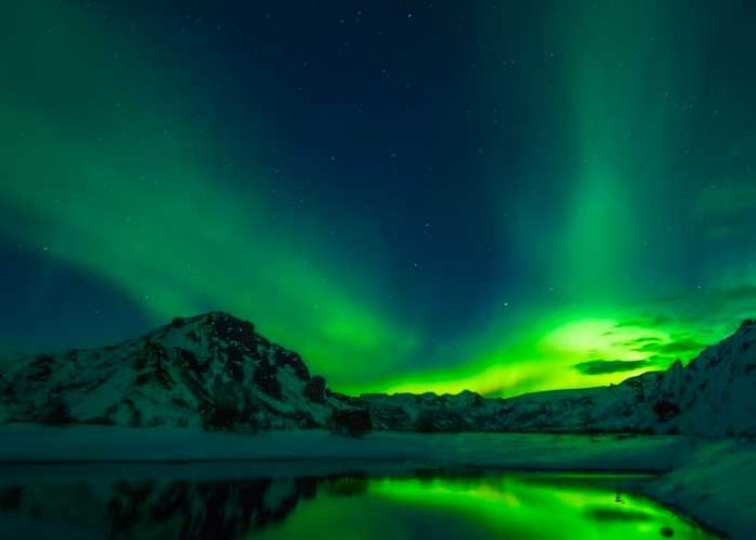 Hipnotizante espectáculo de una aurora boreal
