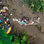 Derrumbe de tierra en Colombia sepultó un autobús con 25 personas