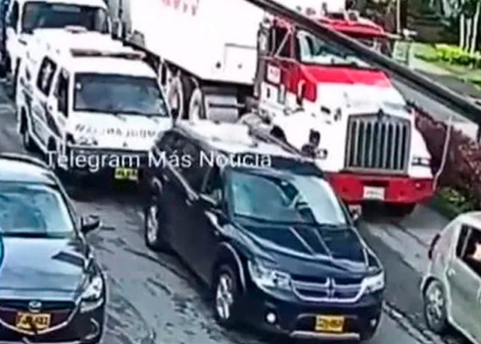 colombia1 ¡De milagro! Tráiler la atropelló, le pasó por encima y sobrevive en Colombia