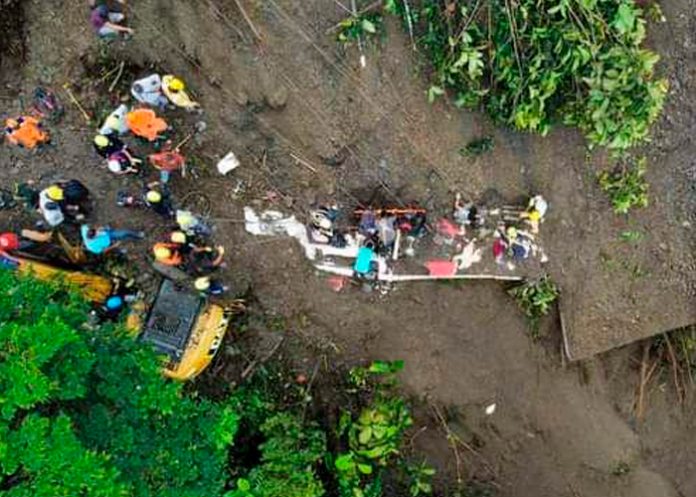 Derrumbe de tierra en Colombia sepultó un autobús con 25 personas