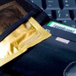 «No metas la pata brother» Llevar el condón en la cartera es muy malo No es buena idea tener un condón en el auto