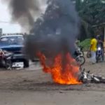 ¡Imágenes sensibles! Queman vivo en Ecuador a un hombre acusado de robo Multitud enfurecida queman vivo en Ecuador a un hombre acusado de robo