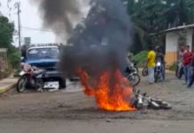 ¡Imágenes sensibles! Queman vivo en Ecuador a un hombre acusado de robo Multitud enfurecida queman vivo en Ecuador a un hombre acusado de robo