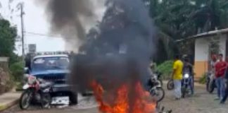 Multitud enfurecida queman vivo en Ecuador a un hombre acusado de robo
