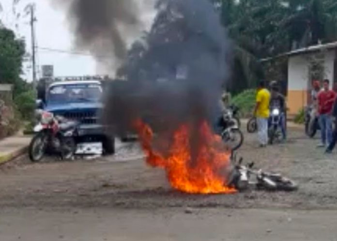 Multitud enfurecida queman vivo en Ecuador a un hombre acusado de robo