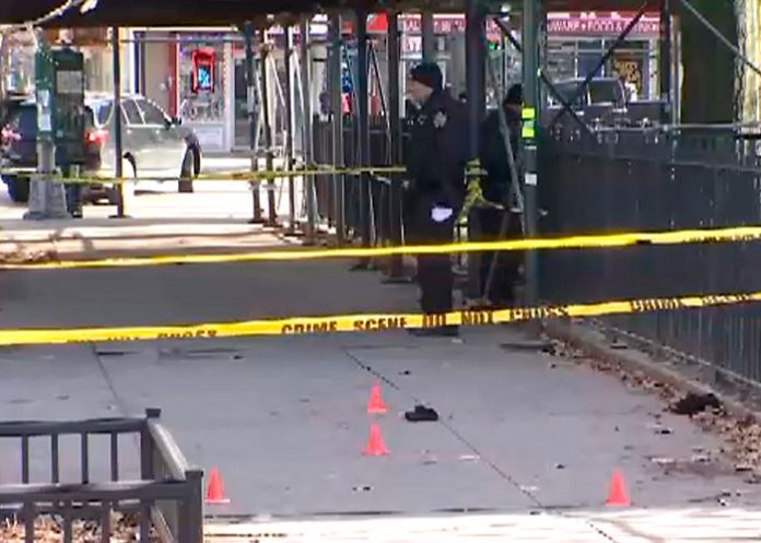 Tiroteo a plena luz del día en El Bronx deja a cuatro personas heridas