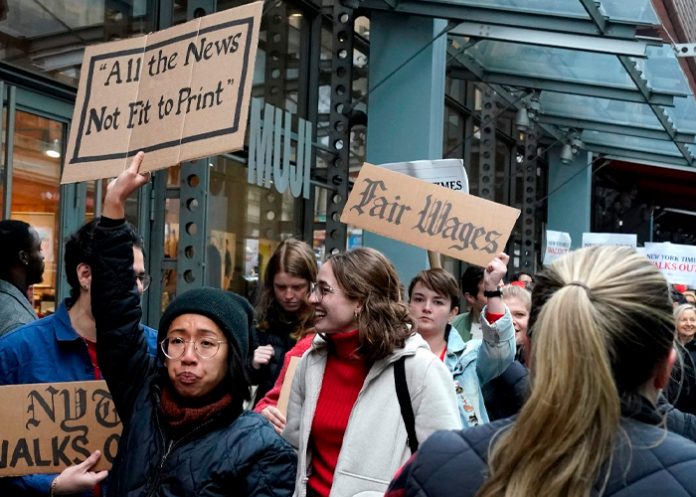Más de mil empleados del New York Times en huelga exigiendo aumento salarial