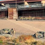 Militares ponen alambre de púa en la frontera para evitar el "sueño americano"