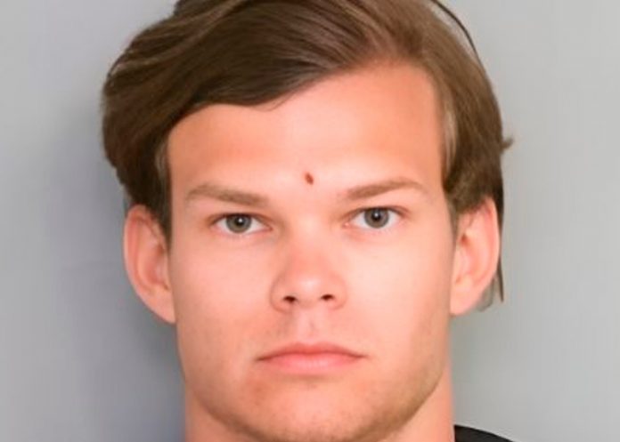 Con las manos ensangrentadas capturan en Florida a joven por matar a su mamá