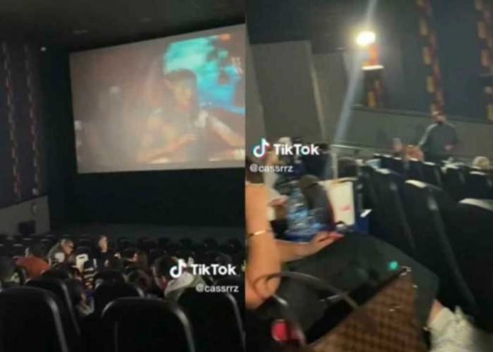 Cachan a pareja en actos indecentes dentro del cine