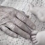 Abuelo muere junto a su nieto tras pasar 16 horas en un carro en España Abuelo muere junto a su nieto tras pasar 16 horas en un carro en España