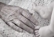 Abuelo muere junto a su nieto tras pasar 16 horas en un carro en España Abuelo muere junto a su nieto tras pasar 16 horas en un carro en España
