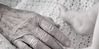 Abuelo muere junto a su nieto tras pasar 16 horas en un carro en España