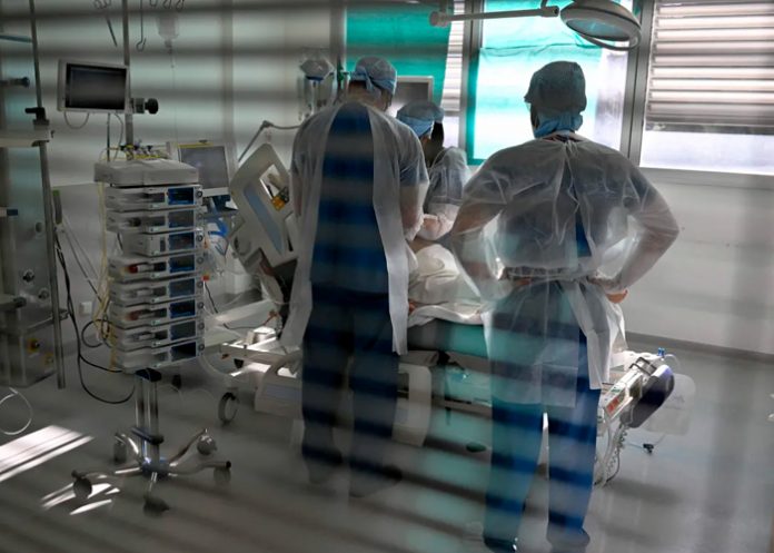 ¿Cómo llegó hasta ahí? Extraen proyectil del ano de un viejito en Francia