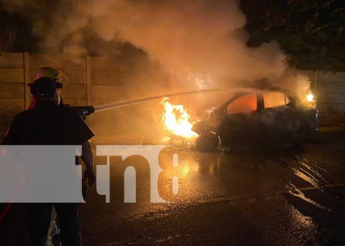 Foto: Incendio con un taxi en el sector del Memorial Sandino, Managua / TN8