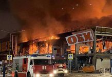 Gran incendio destruye un centro comercial en Moscú, Rusia Gran incendio destruye un centro comercial en Moscú, Rusia