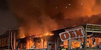 Gran incendio destruye un centro comercial en Moscú, Rusia