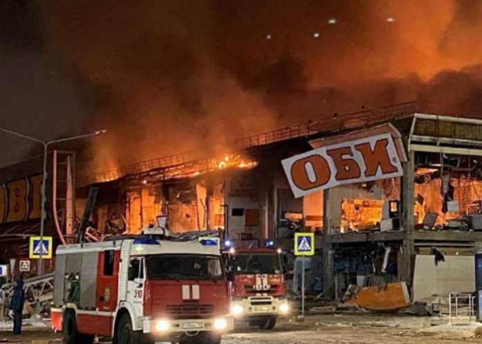 Gran incendio destruye un centro comercial en Moscú, Rusia