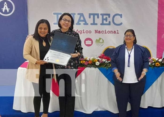 Foto: Docentes de inglés reciben títulos gracias al MINED y al INATEC / TN8